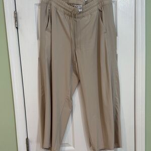 Athleta women’s size 16 Beige Drawstring capris